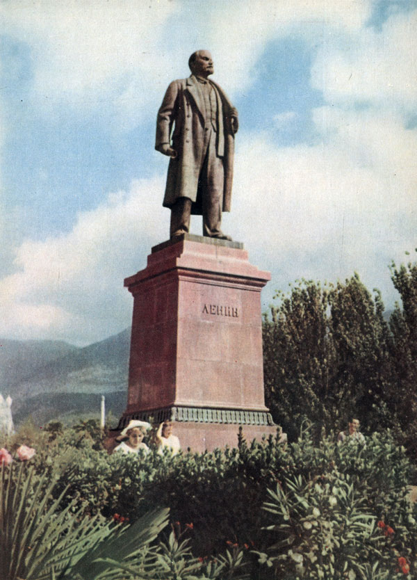 . .  . .  (Crimea. Yalta. Monument to V. I. Lenin.)