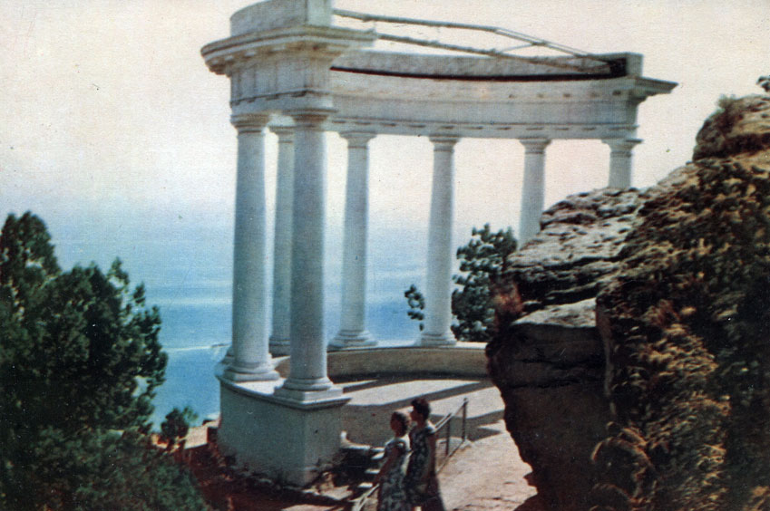     (Crimea. Rotunda in Verkhnaja Oreanda (Upper Oreanda))