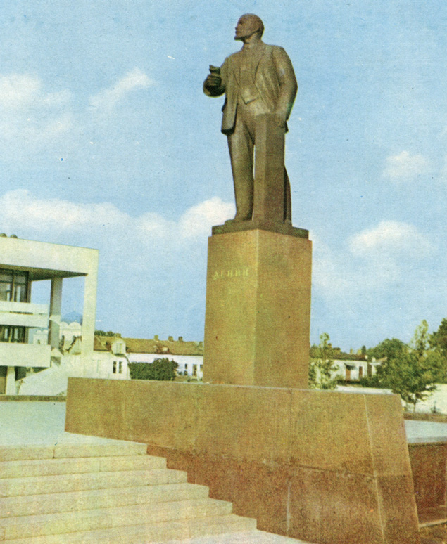 .  . . . Simferopol. The Monument to V. I. Lenin