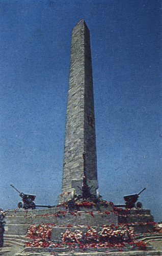 В Крыму две горы Митридат: в Керчи и Феодосии. На вершине керченской в 1944 г. сооружен обелиск Славы (в честь воинов-освободителей