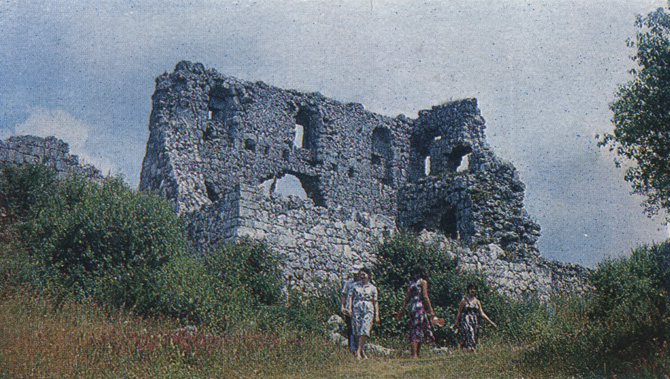 21. Где в Крыму сохранились эти средневековые руины?