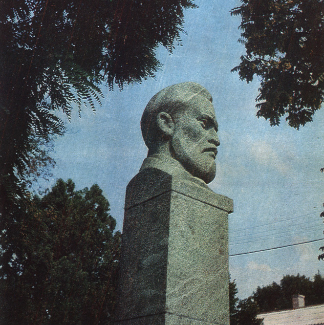 На снимке - фрагмент памятника Д. И. Ульянову в Симферополе. Какие годы его деятельности связаны с Крымом?