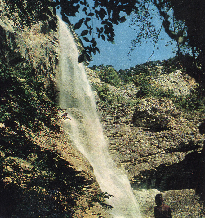 20. Перед вами - широкоизвестный южнобережный водопад, часто упоминаемый в краеведческой литературе. Как он называется?
