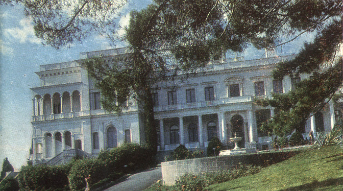 Ливадийский дворцовый ансамбль. Здесь в 1925 г. открылся первый в мире крестьянский санаторий