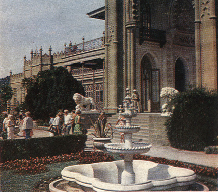 Одно из популярнейших мест в Крыму - дворцово-парковый ансамбль в Алупке (бывший Воронцовский дворец)
