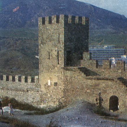 Средневековая крепость XIV-XV вв. - главная архитектурная достопримечательность курортного города Судак