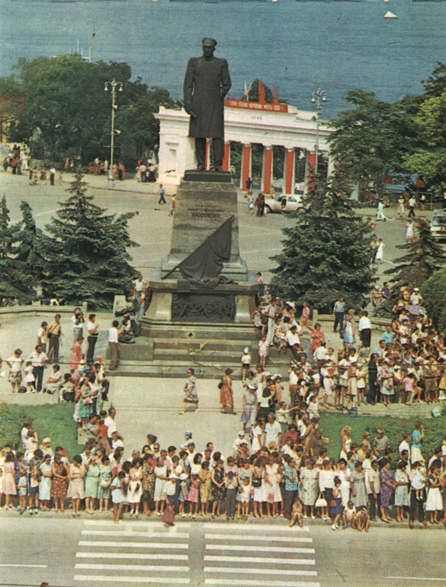 Памятник адмиралу П. С. Нахимову на площади его имени