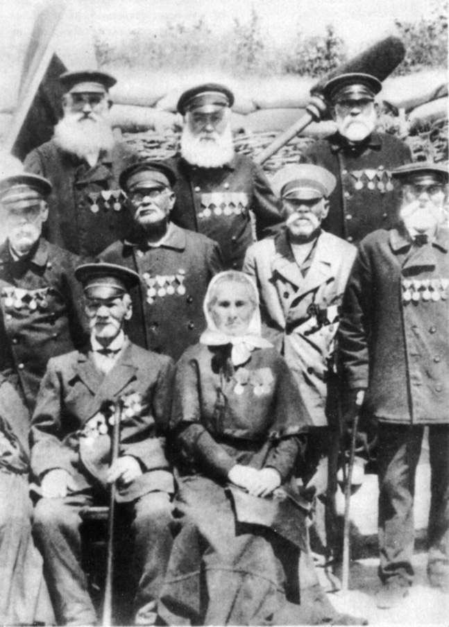 Участники обороны Севастополя 1854-1855 гг. В первом ряду - Даша Севастопольская. С фотографии 1901 г.