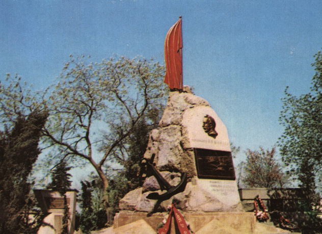 Памятник П. П. Шмидту и другим руководителям ноябрьского вооруженного восстания 1905 г. на кладбище Коммунаров