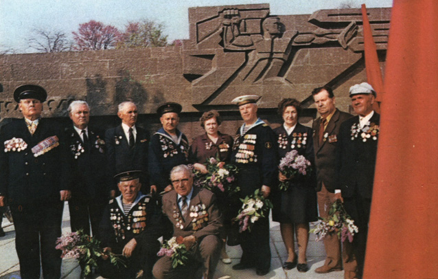 Группа ветеранов - участников обороны Севастополя 1941-1942 гг.