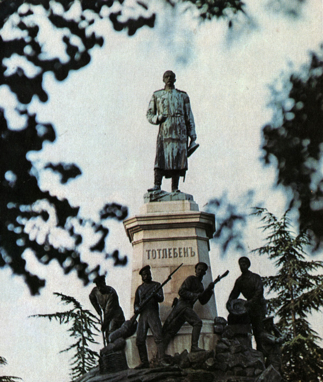 Памятник генералу Э. И. Тотлебену