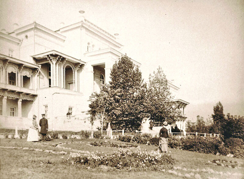 Отдыхающие в саду около здания гостиницы Россия. 1886 год