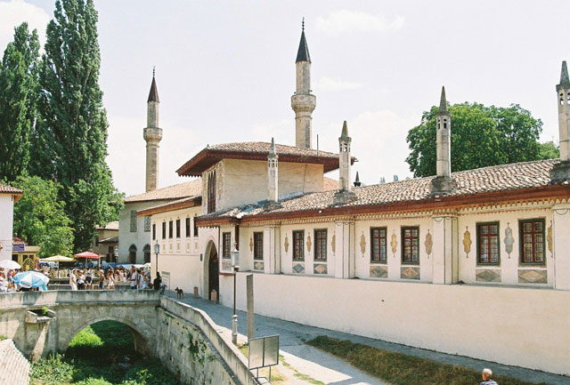     - https://upload.wikimedia.org/wikipedia/commons/thumb/a/aa/Hansaray1.jpg/800px-Hansaray1.jpg