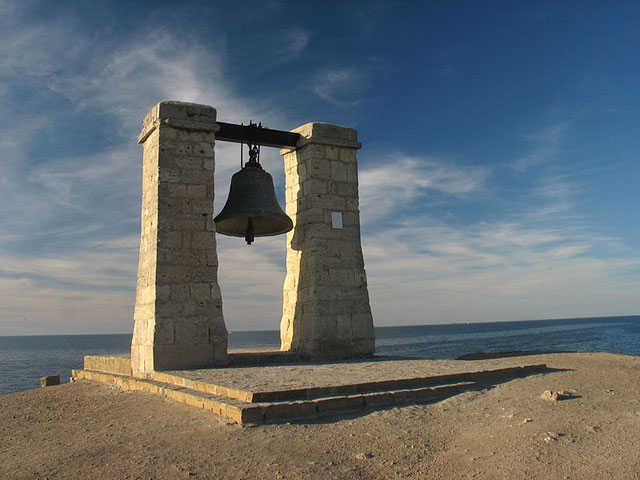   - https://upload.wikimedia.org/wikipedia/commons/thumb/8/8f/Sebastopol_Khersones_07.JPG/800px-Sebastopol_Khersones_07.JPG