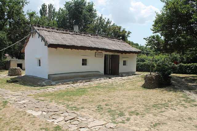 -    - https://upload.wikimedia.org/wikipedia/commons/thumb/0/03/Lermontov_House-Museum_in_Taman.JPG/1024px-Lermontov_House-Museum_in_Taman.JPG